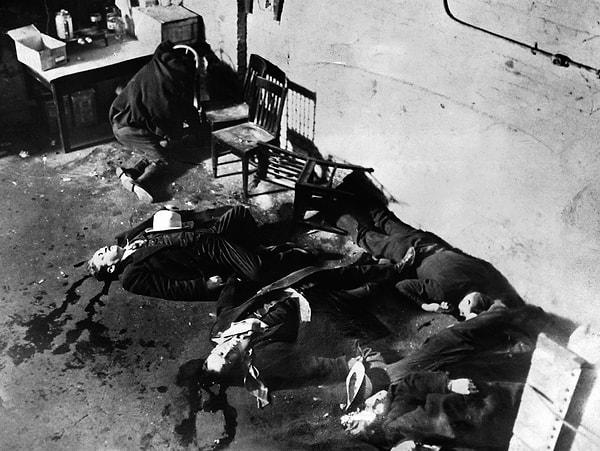 12. Düşmanı olan bir çete Capone'un kaçak içki taşıdığı uçakları kaçırmış, Chicago Outfit'in yönettiği kukla belediye başkanlarından ikisini öldürmüş ve üç kez kilit adamlarından biri olan Jack McGurn'u öldürmeye çalışmıştı.