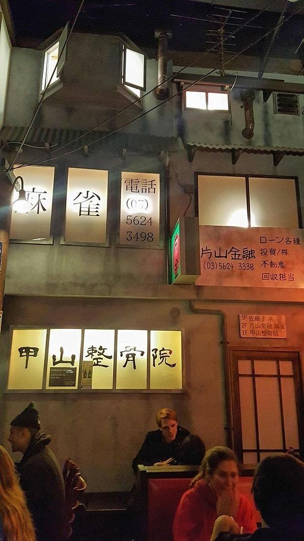 11. Bu fotoğraf size bir Japon restoranının dışarıdan görünüşünü andırıyor olabilir ama aslında restoranın içi böyle görünüyor.