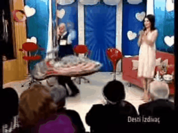 6. Bu köçek amca damat adaylarının arasından eteğiyle sıyrılıyor.
