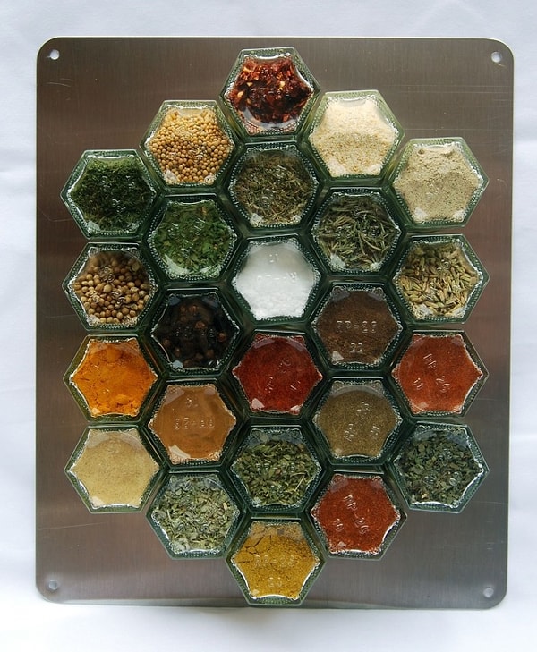 19. Как вам такая оранизация сыпучих на магнитной стене?