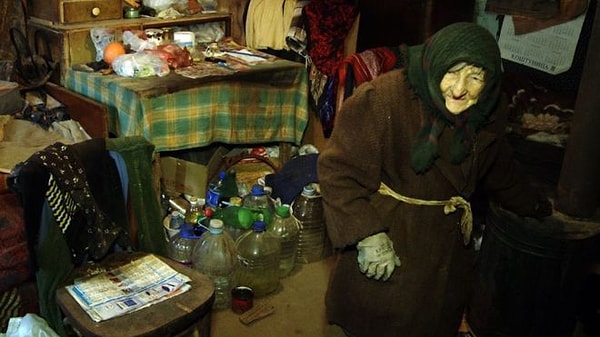 Мария долго не думала и решила раздать эту сумму соседям и знакомым.
