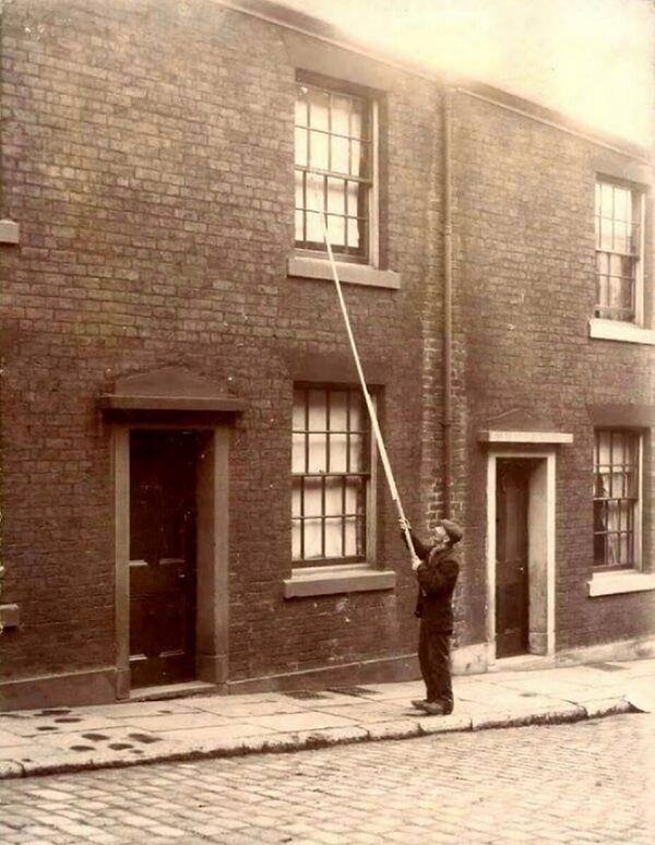 12. Услуга "Живой будильник" в 20-м столетии, Великобритания, 1900 год.