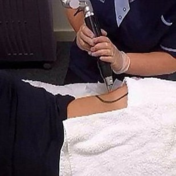 Люис пытался вывести татуировку, однако процедура оказалась очень болезненной. Даже сама мысль о той боли кажется ему невыносимой.