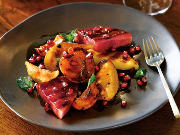 10. Для того, чтобы столовые приборы лежали нужным образом на тарелке, их клеют зубной пастой.