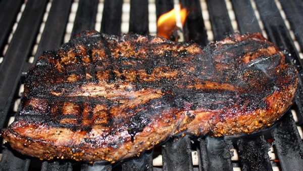 2. Для того, чтобы сделать фото хорошо прожаренного мяса, на него наносится крем для обуви.