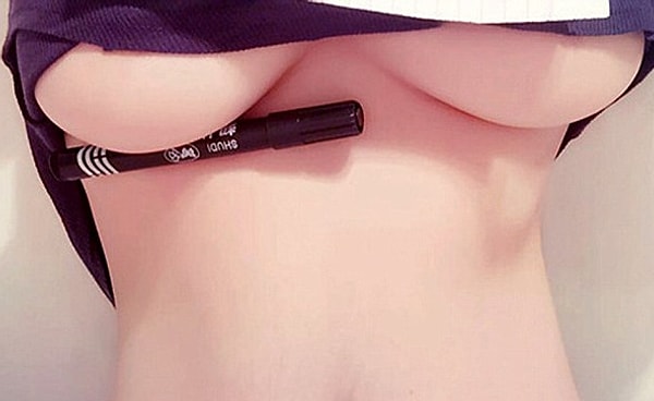 После таких заявлений многие стали обращать внимание на то, что держать ручку грудью не делает женщину женщиной!