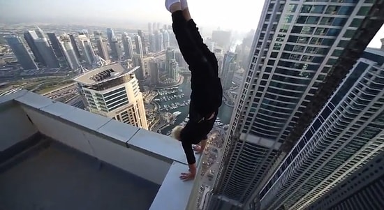 Devasa Gökdelenin Balkonunda Amuda Kalkan Çılgın Adam