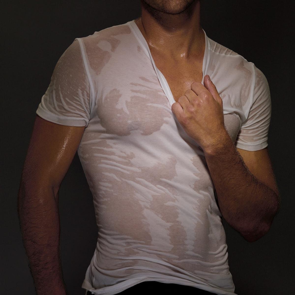 Мужчина в мокрой футболке