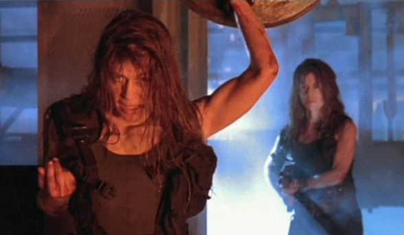 '' Terminator II '' filmində, aktrisa Linda Hamilton'un tibb bacısı olan əkizi Leslie Hamilton Gearren, T1000 adlı robotu canlandırırdı.