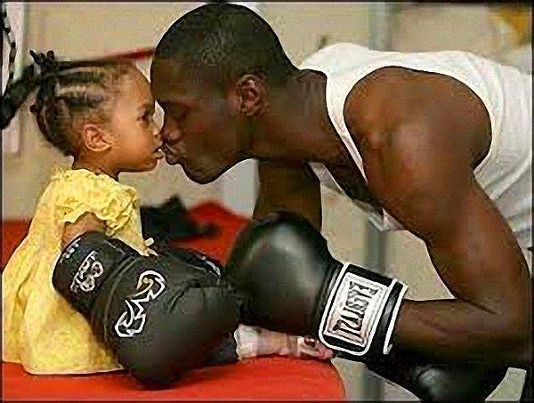 Kızı iyileşirken o da boks kariyerinde yükseliyor.