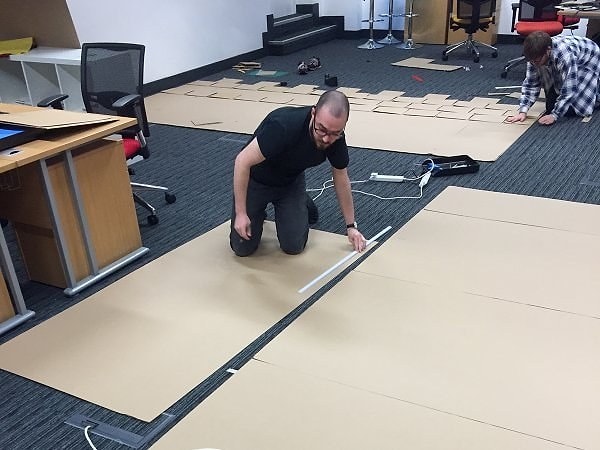 Весь замок (или крепость, кому как больше нравится) сделан из картона. Чтобы построить такое сооружение у работников офиса ушла вся ночь.