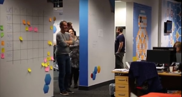 Креативная команда не сказала другим работникам, что они будут строить замок. Поэтому реакция у коллег была самая разнообразная (все эти удивления записаны на видео).