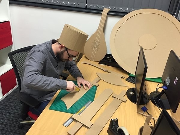 Конечно же команде пришлось сделать для себя мечи, щиты, шлемы и даже лютни.