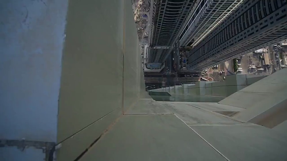 Парень стоит на руках на краю ... небоскрёба!