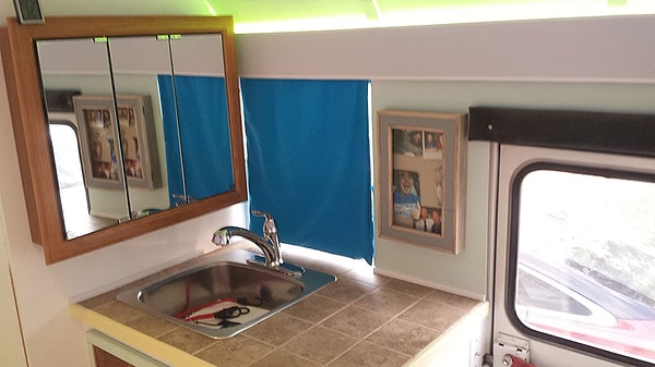 Он даже установил раковину