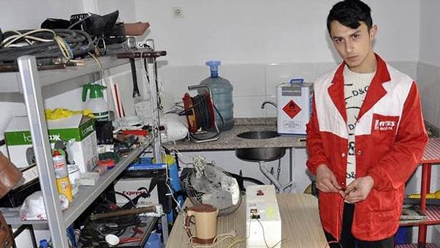 Amasya'nın Suluova ilçesinde bir et kombine tesisinde çalışan Sinan, hem evde hem de işyerinde kendi imkanlarıyla kurduğu küçük atölyelerde elektrikle ilgili çalışmalar yapıyor