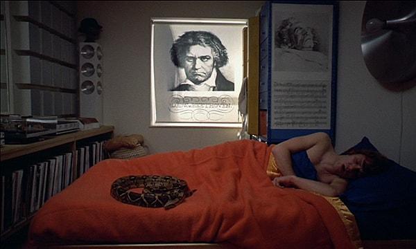 57. A Clockwork Orange’taki yılanlı sahne, yönetmenin son anda yaptığı bir değişikle filme dahil olmuş.