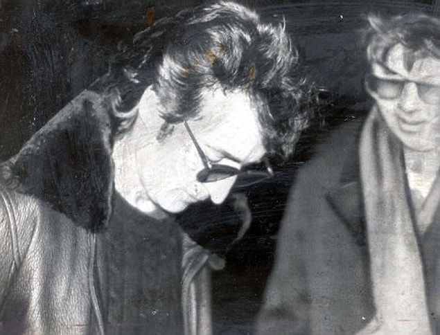 The Beatles üyesi efsanevi müzisyen John Lennon’ı öldüren Mark Chapman’ın cebinden kitabın bir kopyasının çıkması, eserin ününü ciddi anlamda lekeleyen olayların başında geliyor.