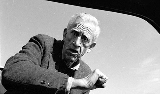 Kızı Margaret Salinger, yayınladığı anılarında, babasının ölmeden önce tuhaf alışkanlıklar edindiğini ifade ediyor. Söylediklerine göre yazar, hayatının ilerleyen yıllarında çeşitli tarikatlara ilgi duymaya başlayıp, kendi idrarını içmek gibi tuhaf davranışlar edinmiş.