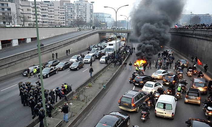 Uber’e Tepki Gösteren Taksi Şoförleri Paris Trafiğini Birbirine Kattı