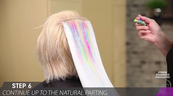 4. Базисом этой техники является увлажнение волос, нанесение одного цвета на другой и их смешение, короче говоря, эксперимент!