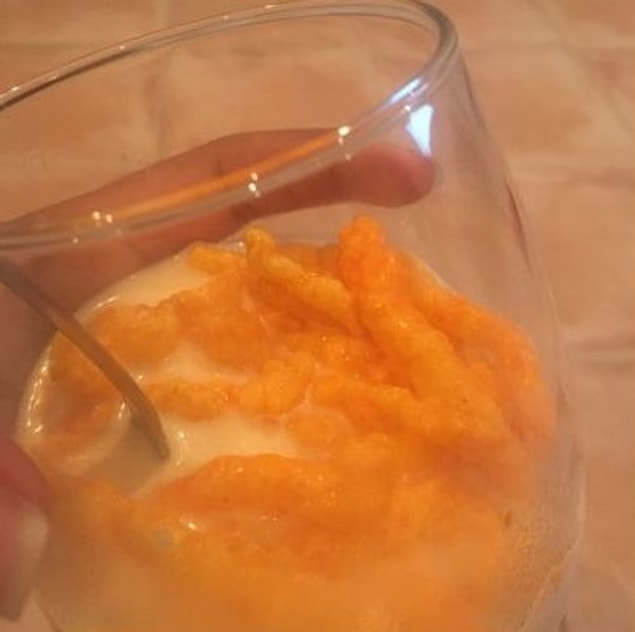 1. Cheetos + Süt