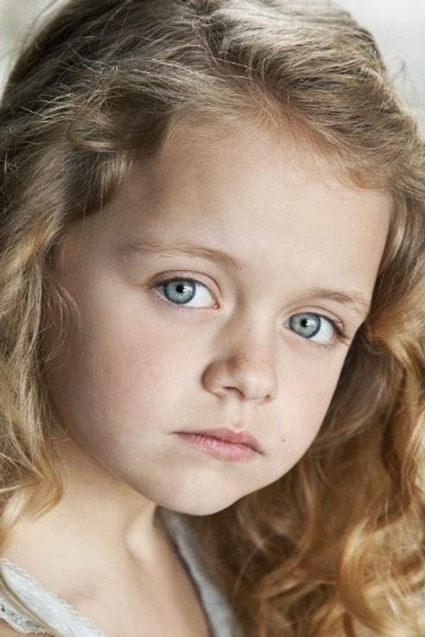17. 2015 yapımı Babalar ve Kızları filminde Amanda Seyfried'ın küçüklüğünü oynayan prenses.