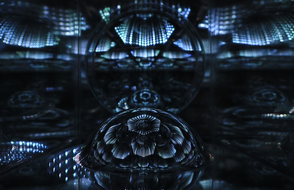 12 Çalışma ile Evrenin Kendi İçindeki Sonsuzluğunu Yansıtan LED Kutular ve Tablolar