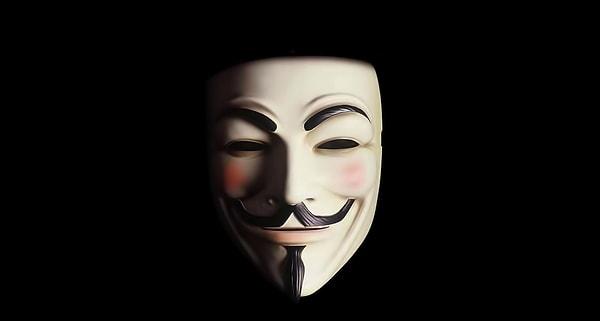 3. V For Vendetta (2005) filmidenki Guy Fawkes maskesi