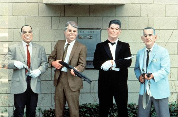26. Point Break (1991) filminde soyguncular tarafından takılan eski Amerikan başkanlarının maskeleri