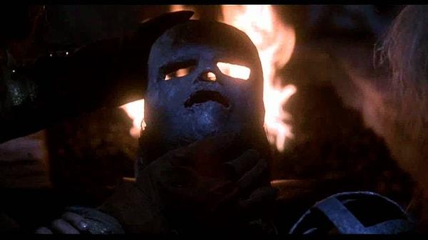 16. Demir Maskeli Adam (1998) filmindeki bu maske