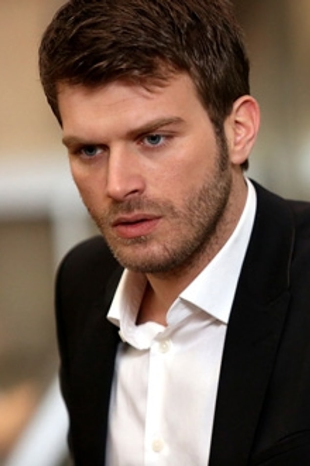9. Kuzey Güney'de yüzündeki yara izinin nasıl oluştuğunu gördüğümüz flashback sahnesinde Kuzey'in çocukluğu.