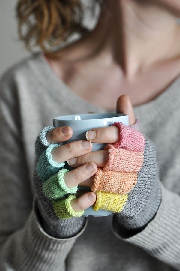 17. По цвету на каждый палец.