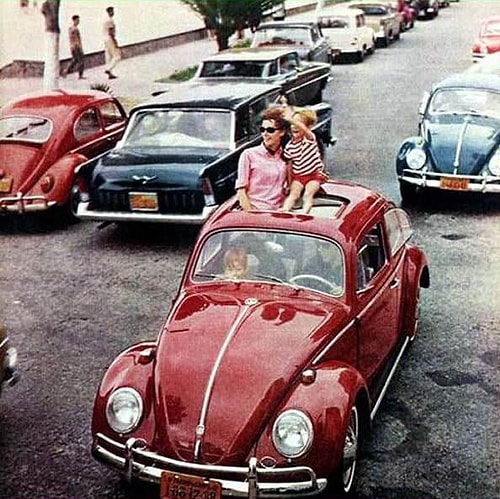 70'li yıllarda arabaların emniyet kemeri vardı ama nedense hiç kullanılmazdı. Çocuk koltuğu ise söz konusu bile değildi.