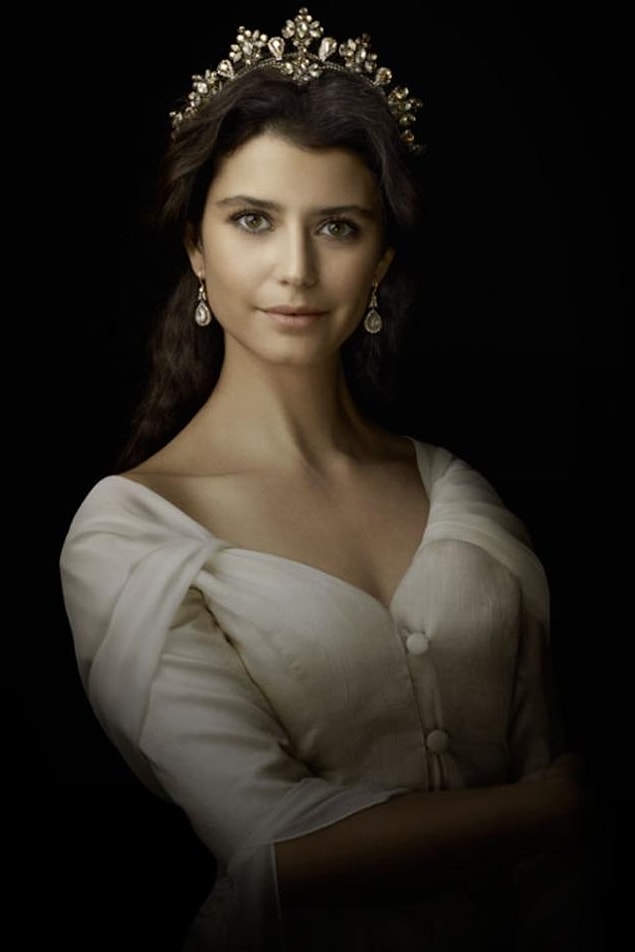 23. Kösem'de ne kadar benzeyip benzemediği tartışılsa da aynı karakteri oynayan Beren Saat ve Anastasia Tsilimpiou.