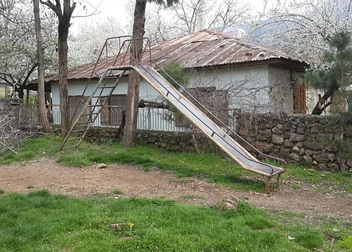 O zamanlar parklardaki oyuncaklar kauçuk gibi yumuşak maddelerle kaplanmıyordu. O yıllarda çocuk olup, sıcak metalde haşlanmadıysanız çok şanslısınız demektir.