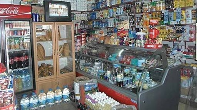 7. İçeri gireni hipnotize etme özelliğine sahip, dükkanın en yüksek irtifasında bulunan 37 ekran televizyon