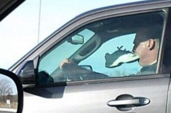 4. К примеру в паралельных реалиях часто можно увидеть людей с ботинком во рту...