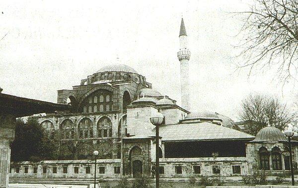 Esaret altında İstanbul’a getirilen Miguel, caminin inşaatında amele olarak çalıştırılır.