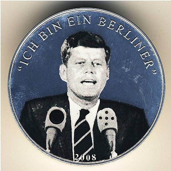 18. Moğolların piyasaya sürdüğü 500 tuğriklik madeni para üzerinde eski Amerikan Başkanı John F. Kennedy’nin resmi ve bir de ufak düğme bulunuyor.