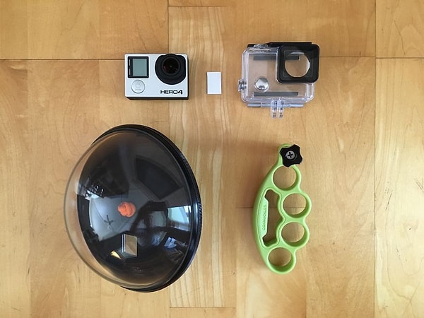 На самом деле, необходимо: GoPro + Водонепроницаемый чехол ( 200-500 долларов США ), купол для камеры GoWorx (300 долларов США), сцепление для камеры (20 долларов США), средство от запотевания стекла (1 доллар США)