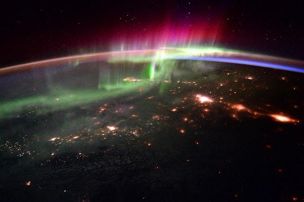 1. Auroralar, Güneş fırtınalarının uzaya yaymış olduğu yüklü parçacıkların Dünya’nın manyetik alanı ile etkileşmesi sonucu oluşan göz alıcı ışıklardır.