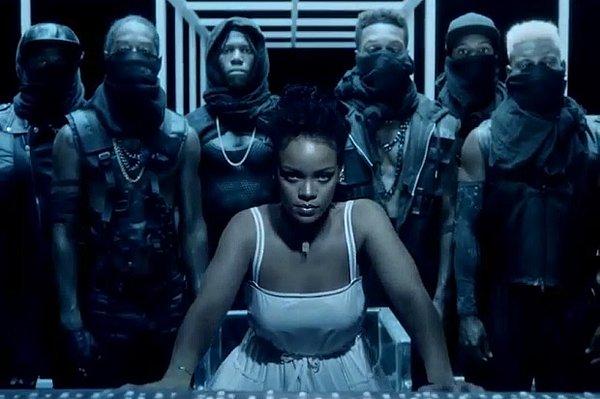 Albümün çıkışını hikayeleştiren Rihanna, sitesinde ve Instagram'da yayınlanan her videoyla albüme giden yeni bir kapıyı açtı.