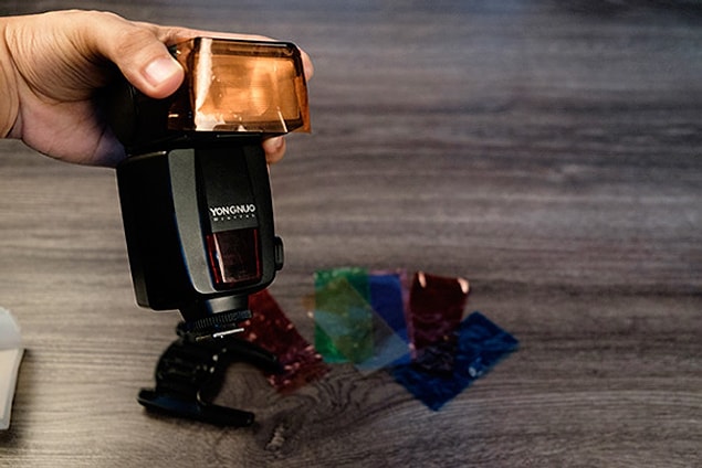 4. Adım: İstediğiniz arka plana göre renkli jellerden bir tanesini seçin ve speedlight'ınıza yapıştırın.