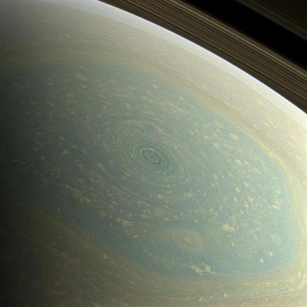24. Satürn'ün kuzey kutbundaki altıgen
