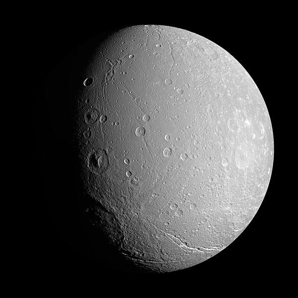 29. Satürn uydusu Dione