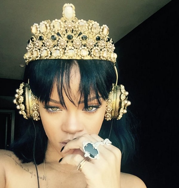 Певица рассказала о нем с помощью наушников стоимостью 9000$.