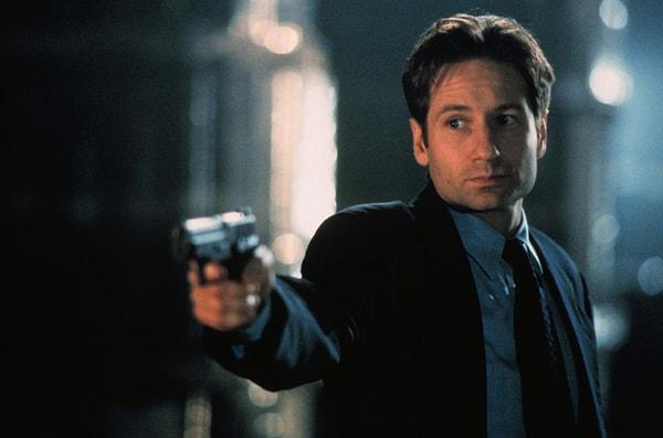 Dizide David Duchovny tarafından canlandırılan Dedektif Fox Mulder karakteri, uzaylıların varlığına inanmasıyla biliniyor.