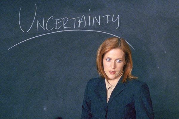 Gillian Anderson tarafından canlandırılan Dedektif Scully karakteri, uzaylılara inanmak yerine sorgucu ve bilimsel bakış açısını tercih ediyor.