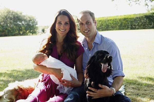 5. Prens George'un ilk fotoğraf çekiminde köpekleri Lupo da aileye eşlik ediyor. (Ağustos 2013)